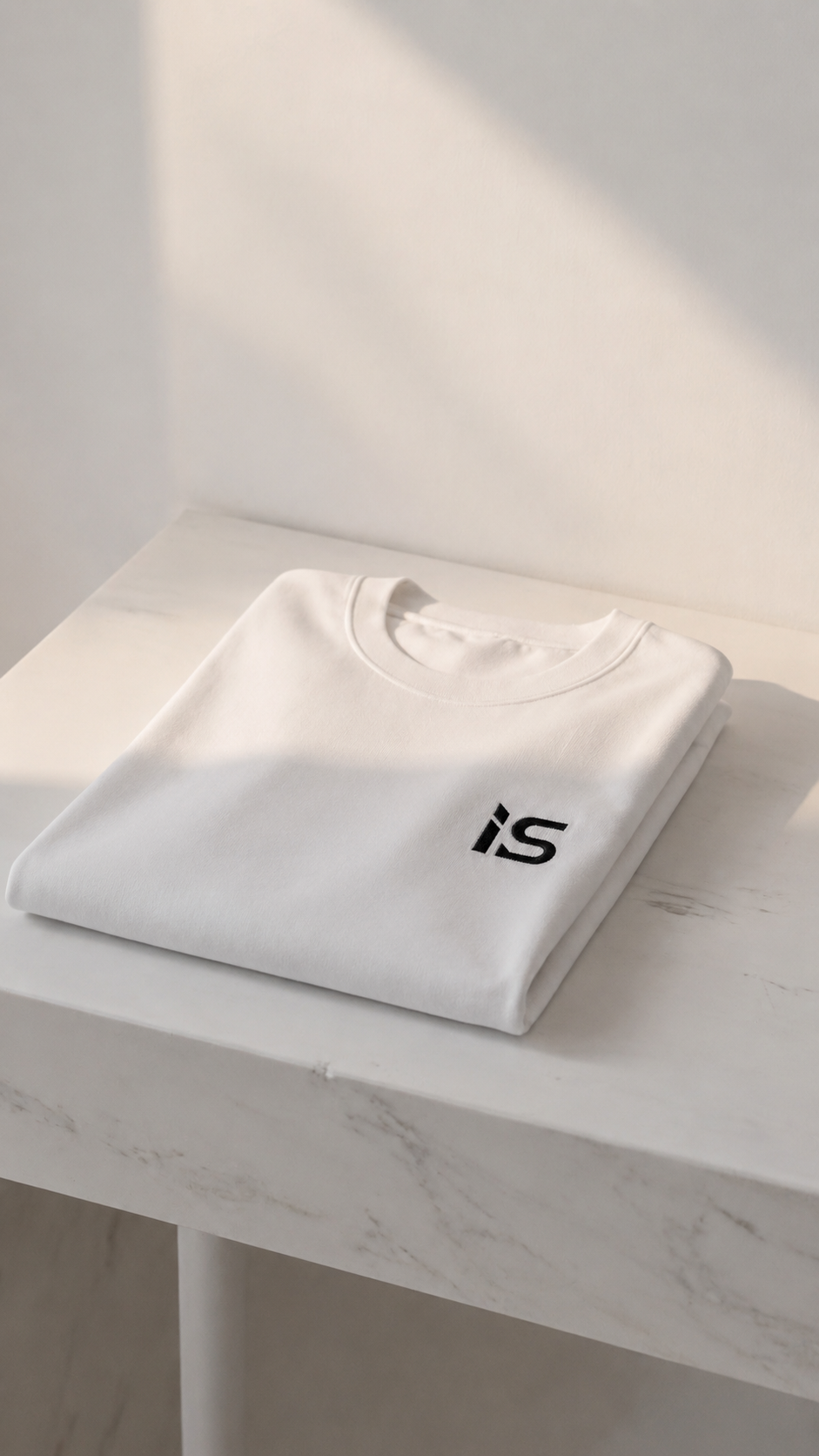 T-shirt ISLND plié — logo iS brodé